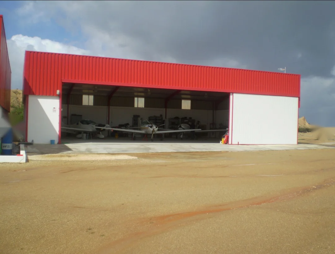 Pavilhão industrial com estrutura metálica vermelha